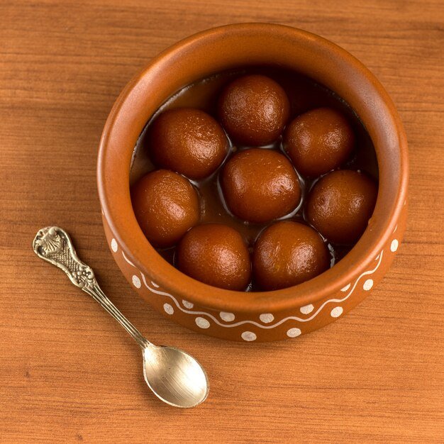 Skål med gulab jamun – Indisk dessert Falun Aaima Kitchen